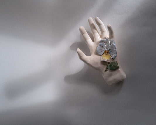 Sculpture “la main à la pensée”.