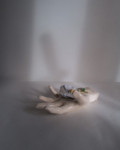 Sculpture “la main à la pensée”.
