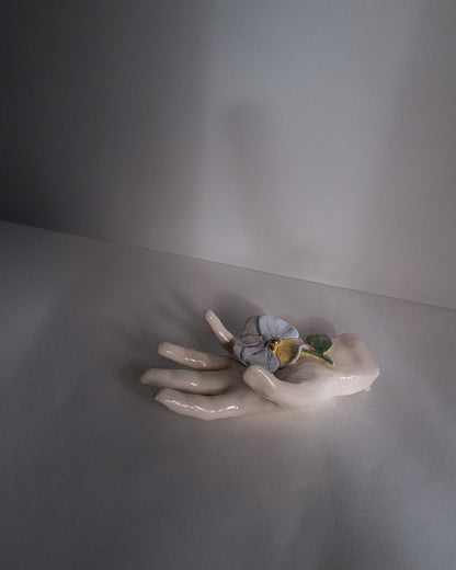 Sculpture “la main à la pensée”.
