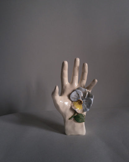 Sculpture “la main à la pensée”.