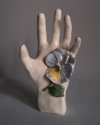 Sculpture “la main à la pensée”.